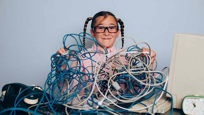 "Illustration d'une jeune fille travaillant avec des câbles et du matériel informatique"