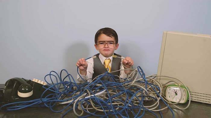 "Jeune garçon manipulant des câbles de sécurité."