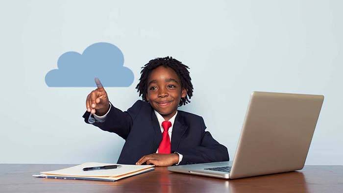 "Illustration d'un jeune garçon devant un serveur cloud"
