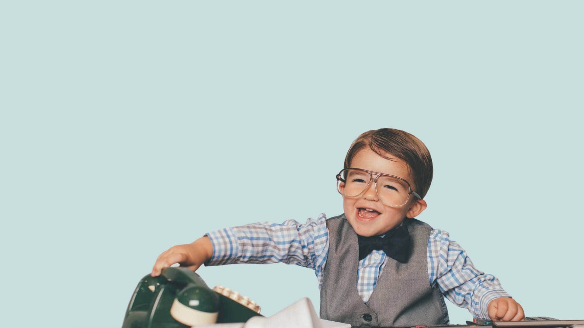 "Illustration d'un enfant travaillant à son bureau dans le domaine de la téléphonie"