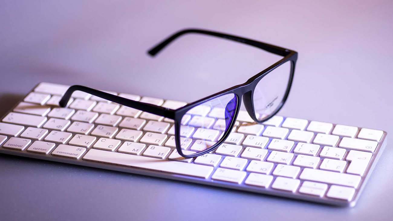 "Illustration de lunettes posées sur un clavier d'ordinateur"